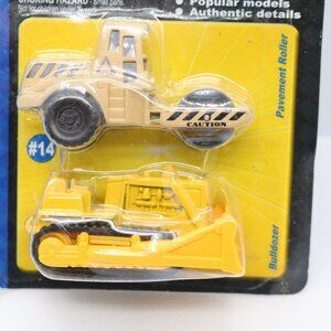 Maisto MotorWorks #14/ 2001 bulldozer and pavement roller new old stock